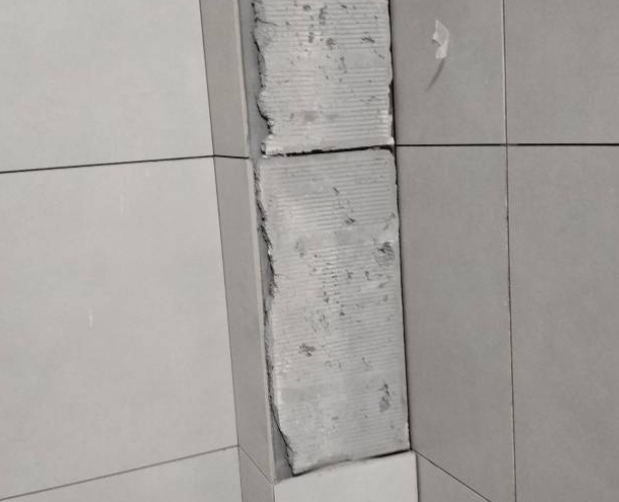 吉安市瓷砖空鼓维修公司分享下瓷砖施工前基层浇水润湿程度不足，可能导致以下问题
